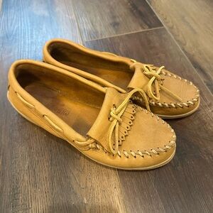 Minnetonka‎ Women's Moosehide Fringed Kilty Tan Moccasins Size 7